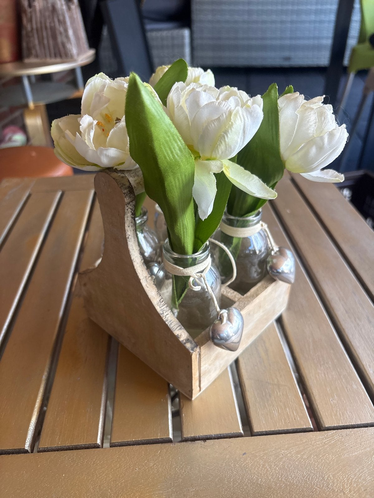 Decoratieve houten houder met glazen vaasjes en tulpen, Huis en Inrichting, Hout, Meerkleurig, Nieuw, Ophalen of Verzenden