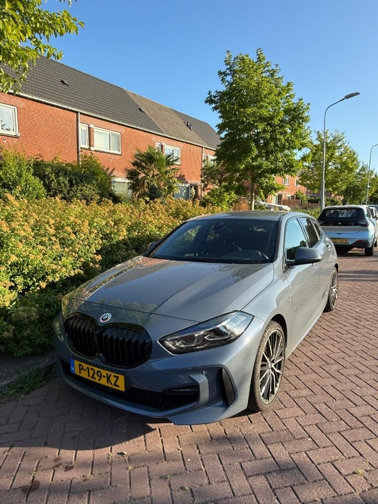 BMW 1-Serie 118i 136pk Aut 2022 Grijs - M Sportpakket, 136 pk, 1295 kg, Particulier, 3 cilinders