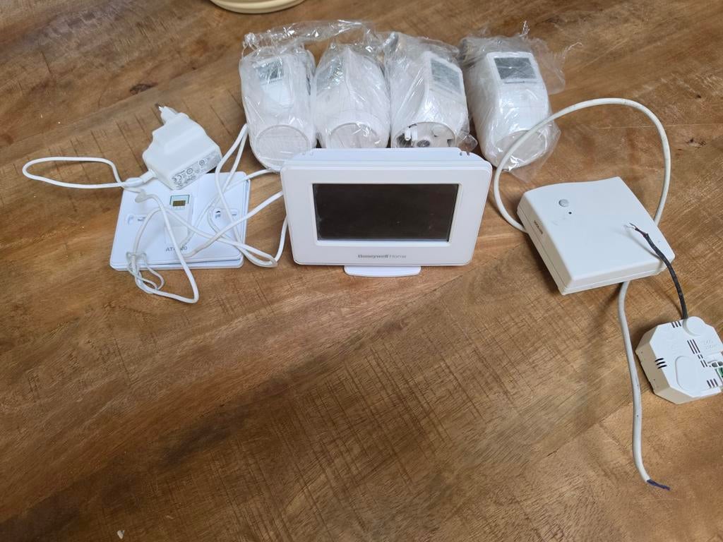 Honeywell evohome wifi systeem met 4 radiatorknoppen, Doe-het-zelf en Verbouw, Thermostaten, Ophalen of Verzenden, Slimme thermostaat