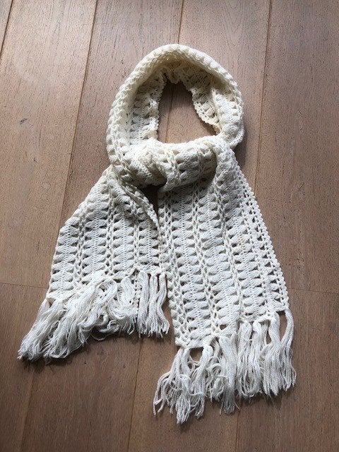 witte gehaakte stola/sjaal, Maat 46/48 (XL) of groter, Ophalen of Verzenden, Sjaal, Onbekend