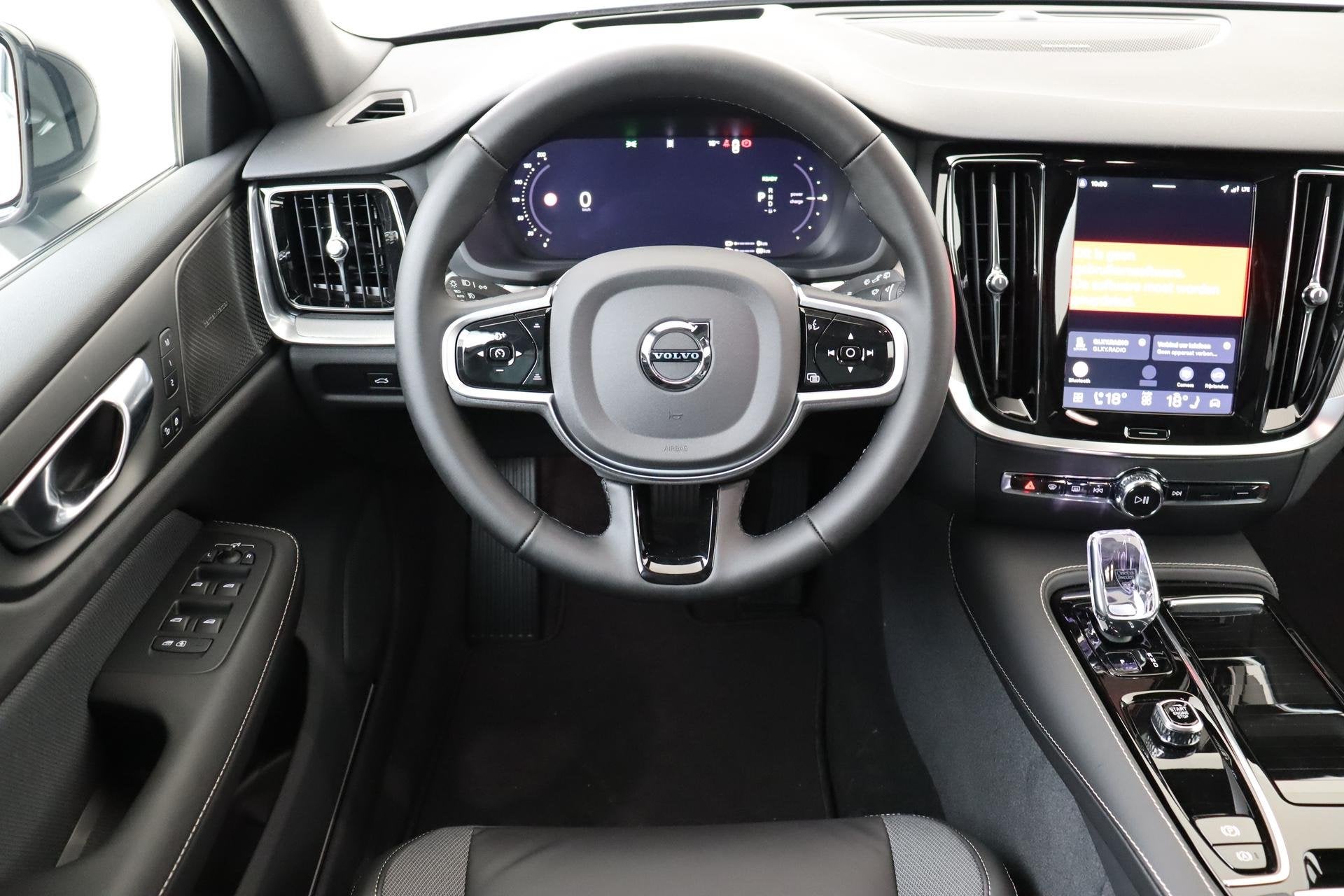 Volvo V60 T8 PLUG-IN HYBRID AWD PLUS DARK -PANO.DAK|HARMAN/K, Auto's, Volvo, Automaat, 12 maanden, Stof, Euro 6