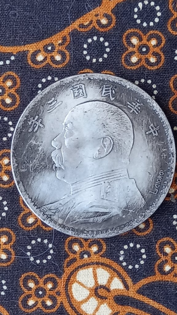 Mooie oude Chinese munt met krans en portret 4,4 cm., Antiek en Kunst, Zilver, China, Ophalen of Verzenden, Brons