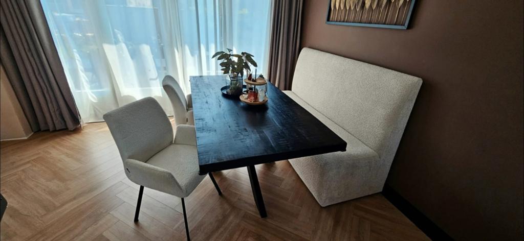 HACO - Complete set met tafel, 2 stoelen en een eetkamerbank, Ophalen, 50 tot 100 cm, Zo goed als nieuw, Vijf personen of meer