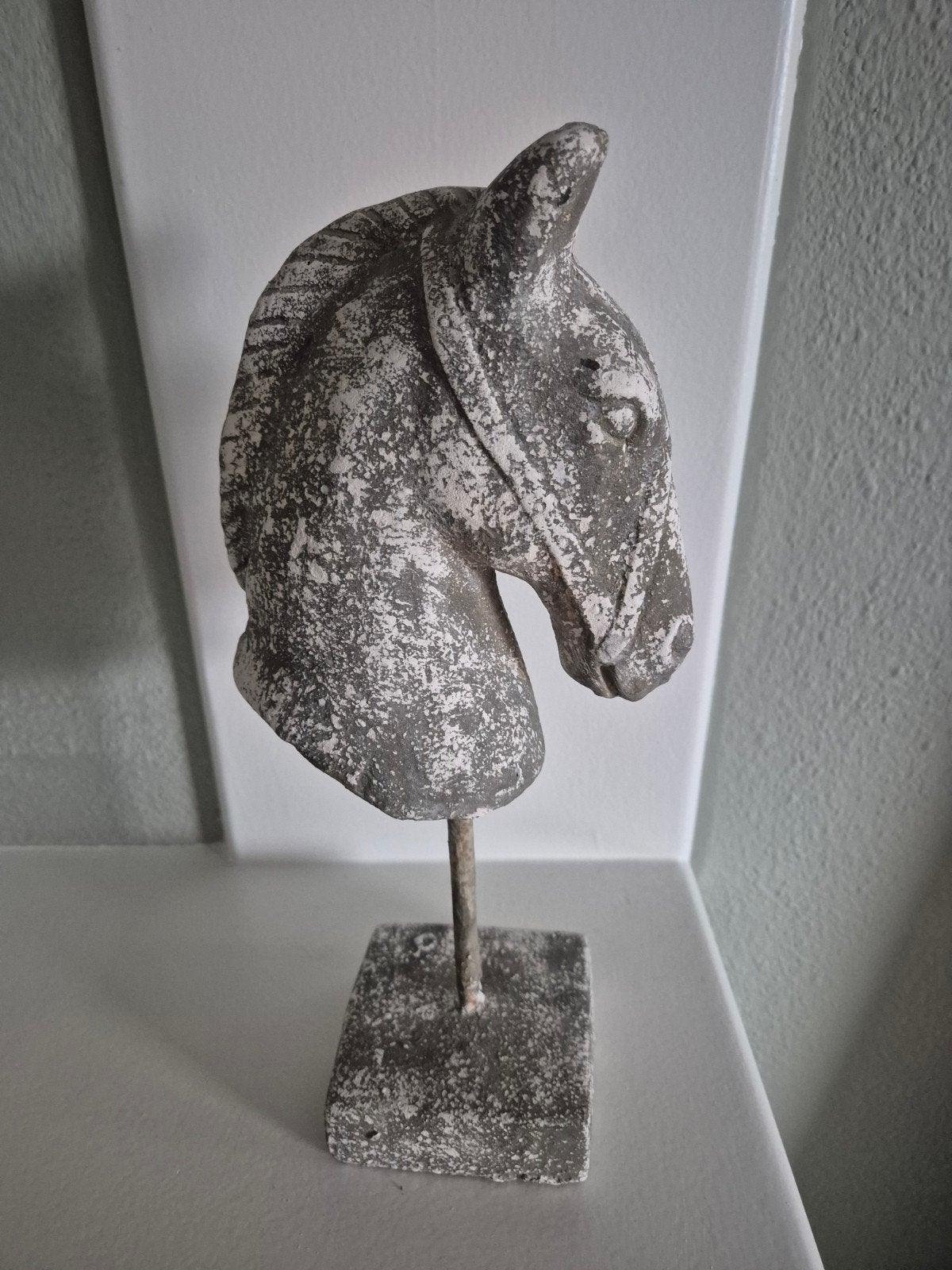 stenen (zwaar) paardenhoofd op sokkel, Antiek en Kunst, Ophalen