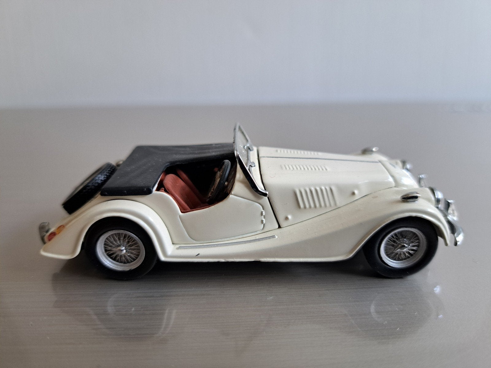 Morgan serie II, 4/4 1956, crème, 1:43, nieuw, Hobby en Vrije tijd, Modelauto's | 1:43, Ophalen of Verzenden, Nieuw, Auto, Overige merken