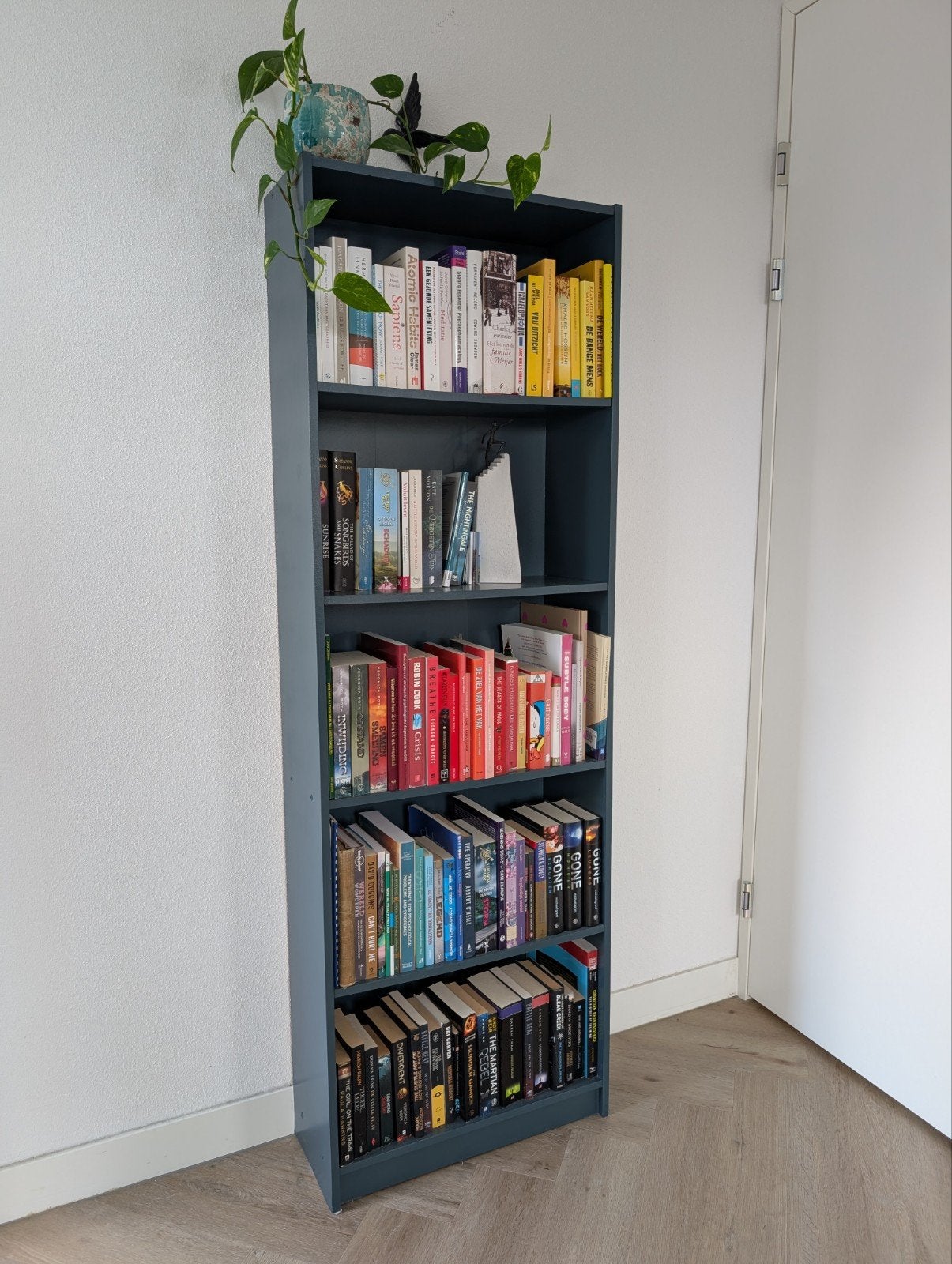 Hoge smalle boekenkast in donkerblauw!, Huis en Inrichting, Kasten | Boekenkasten, 50 tot 100 cm, 150 tot 200 cm, Minder dan 25 cm