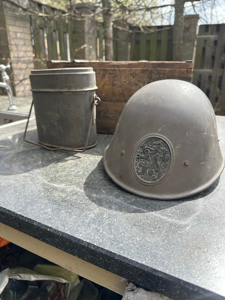 Nederlands Militair Lot: Helm, Eetketel & Munitiekist, Ophalen of Verzenden, Landmacht, Nederland, Helm of Baret