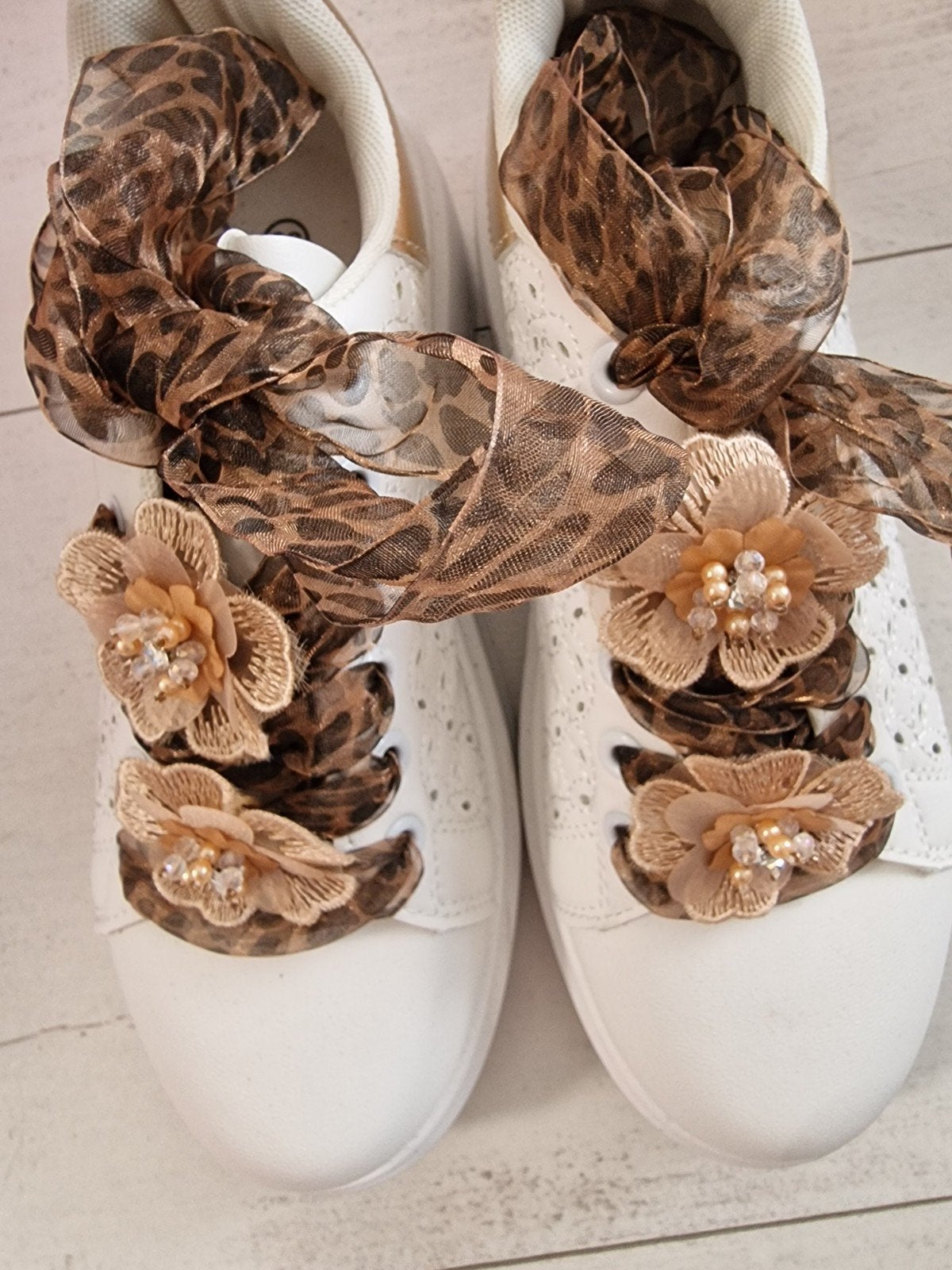 Foto 8 van Witte sneakers met gouden accenten en luipaardprint lint