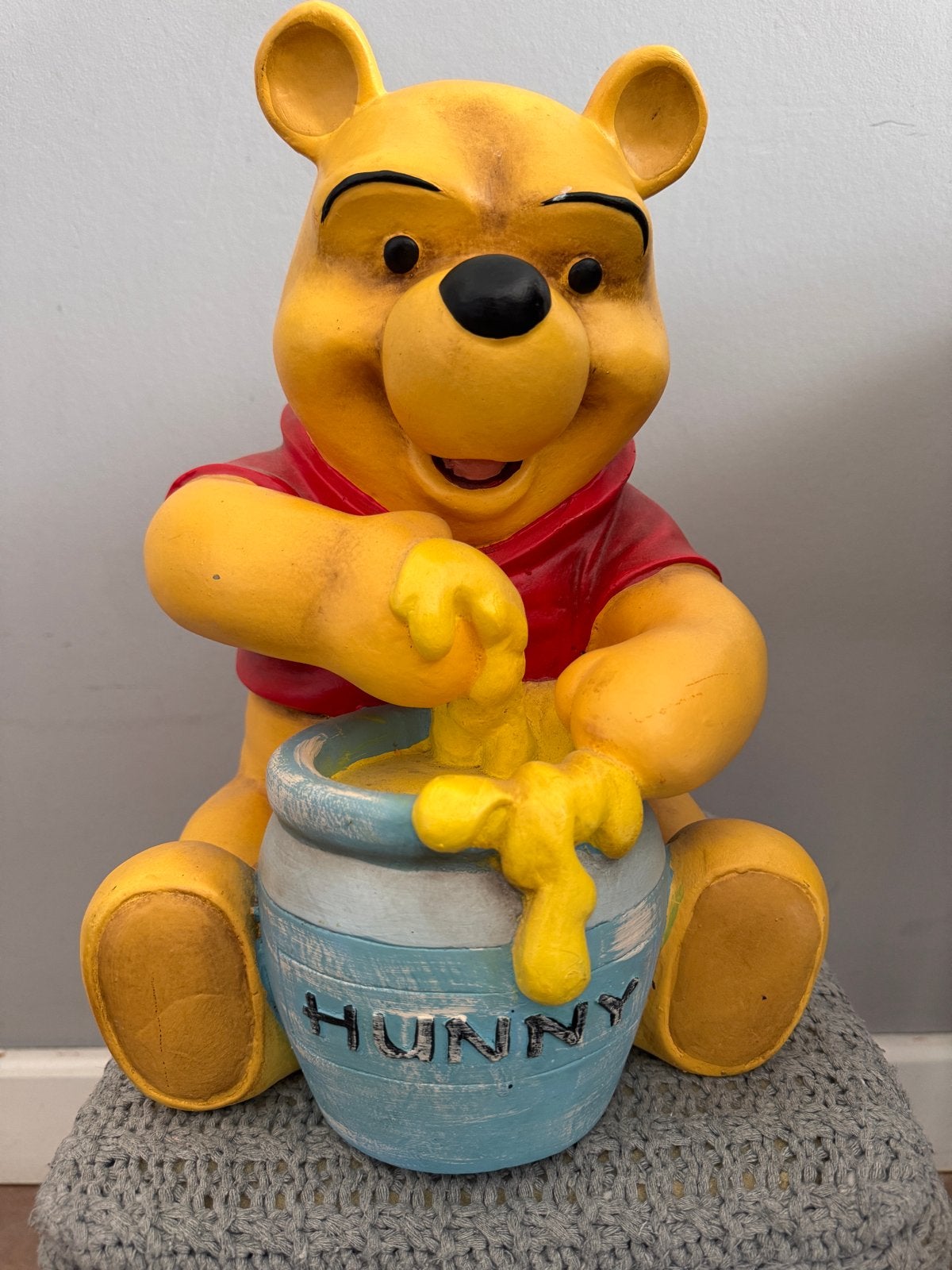 Grote Winnie de Poeh met honingpot - Disney beeld, Ophalen of Verzenden, Winnie de Poeh of vrienden, Gebruikt, Beeldje of Figuurtje