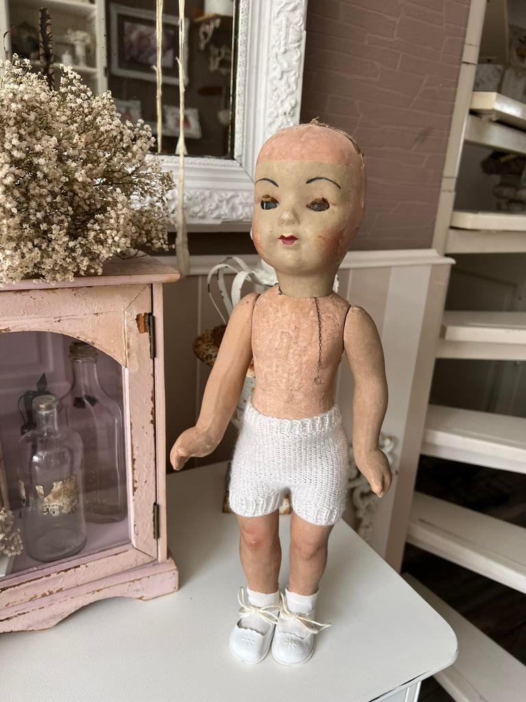 Een shabby oude pop van papier mache, Ophalen of Verzenden