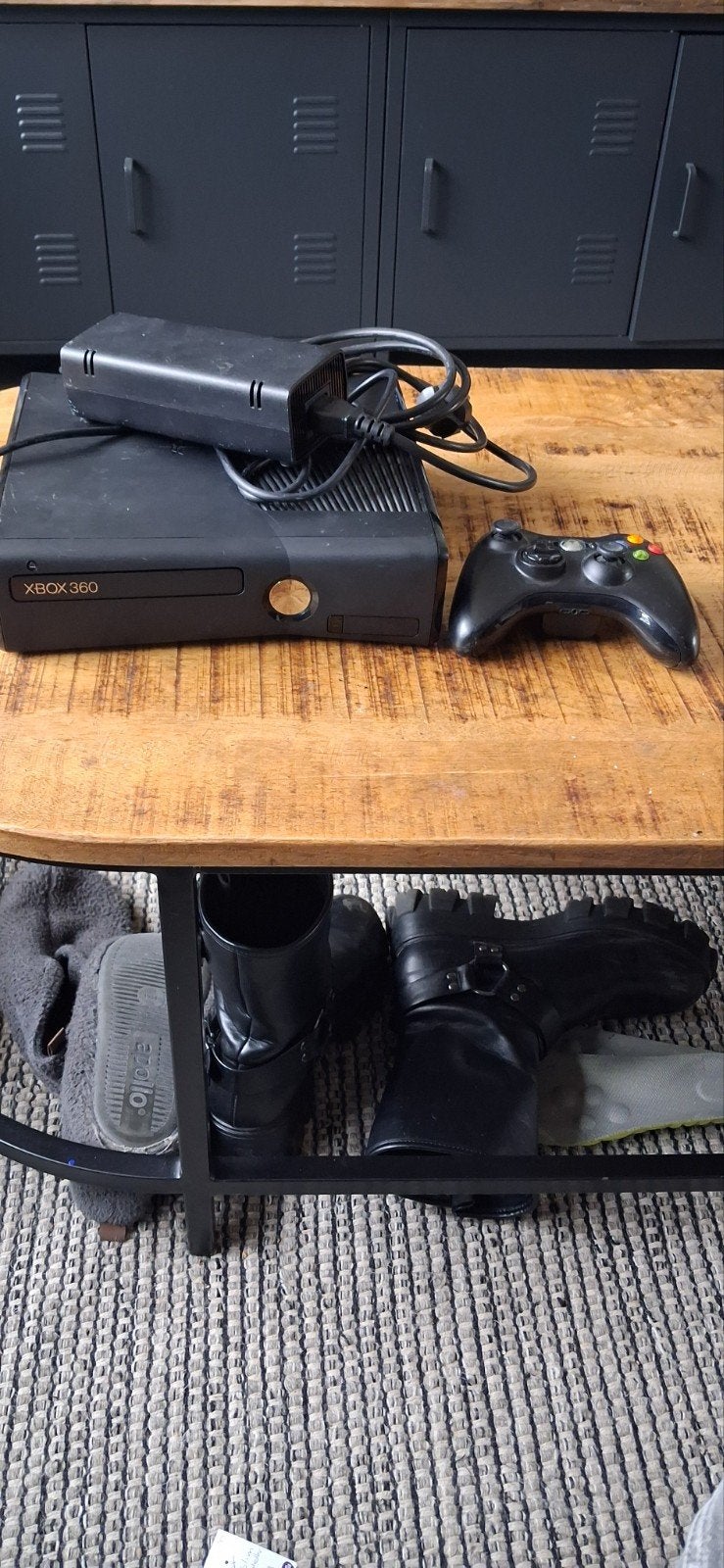 Xbox 360 - Gebruikt maar volledig functioneel, Spelcomputers en Games, Ophalen of Verzenden, Gebruikt, Met 1 controller