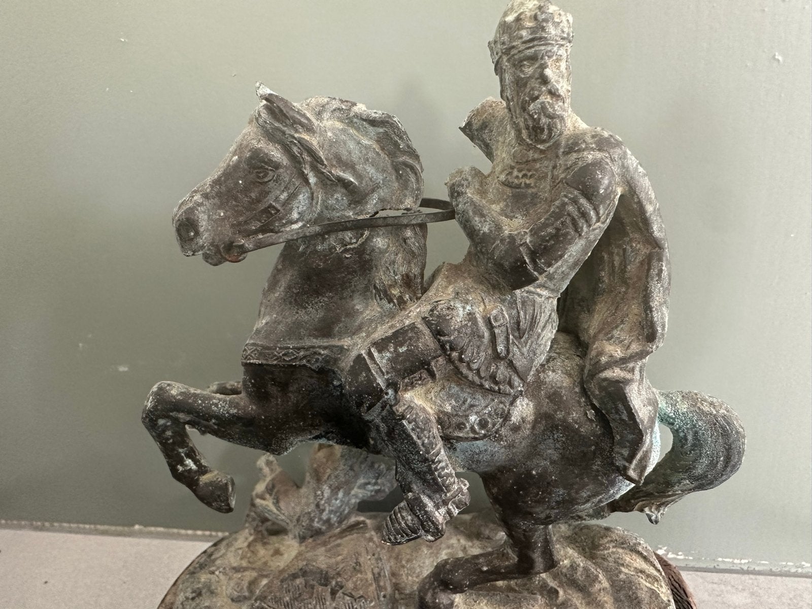 Oud gegalvaniseerd beeldje: Ridder te paard, Antiek en Kunst, Minder dan 20 cm, Ophalen of Verzenden, Op sokkel, Beeld