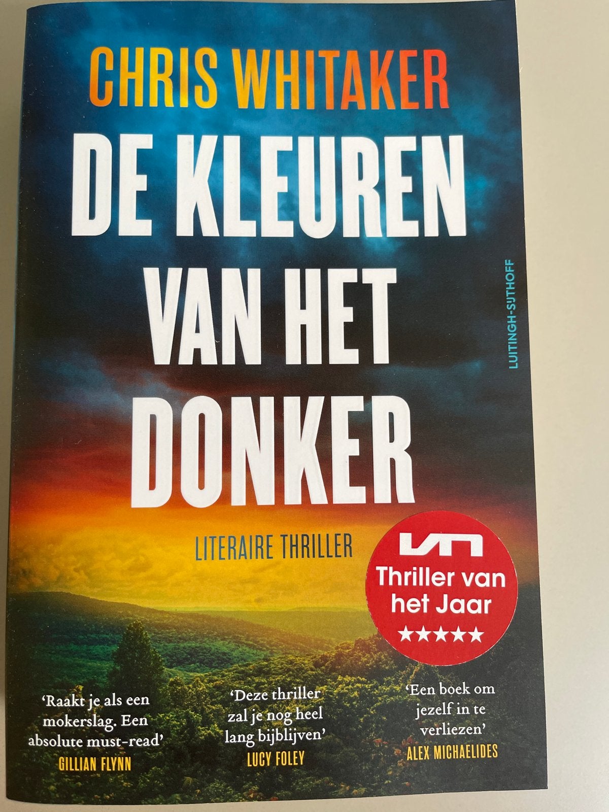 De Kleuren van het Donker - Chris Whitaker (Thriller), Ophalen of Verzenden, Gelezen, Nederland