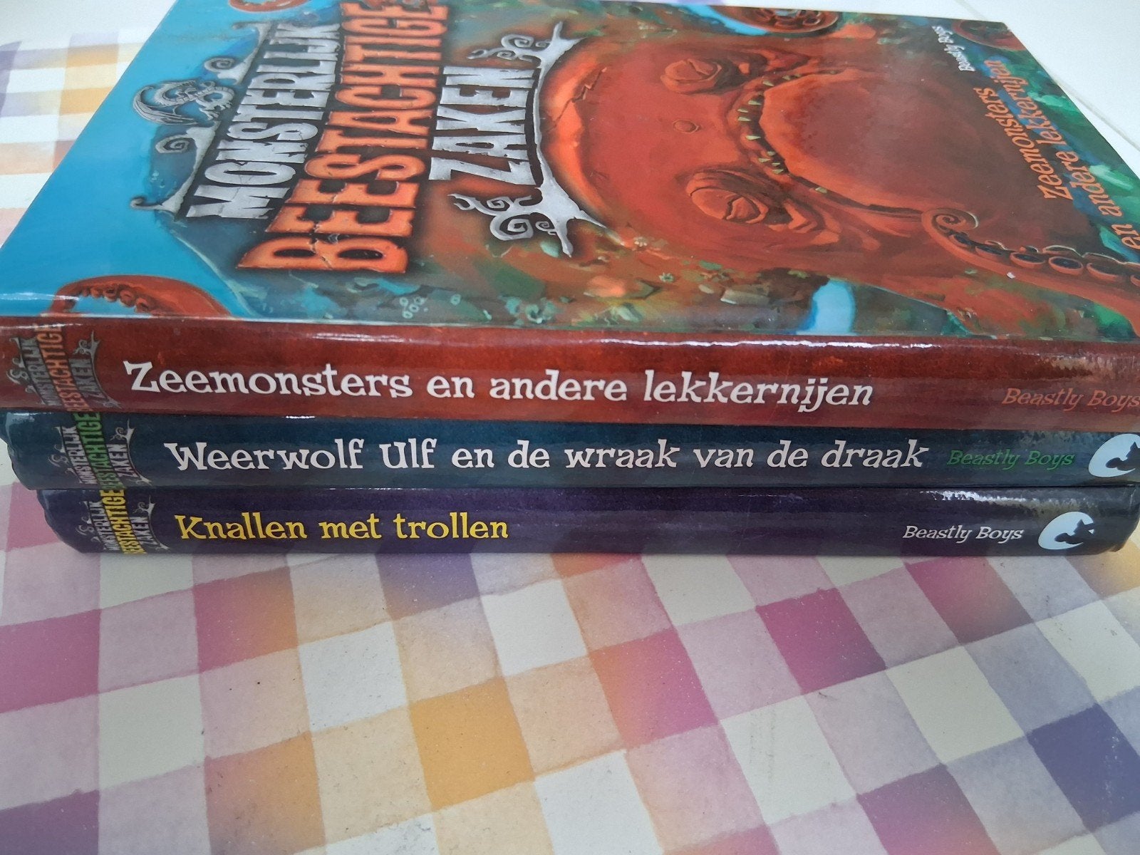 3 boeken monsterlijk beestachtige zaken, Ophalen of Verzenden, Gelezen, Fictie algemeen