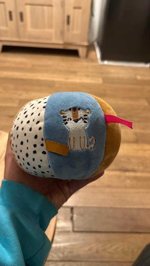 Zachte baby rammelaar bal met dierenprint, Verzamelen, Diddl, Ophalen of Verzenden, Zo goed als nieuw
