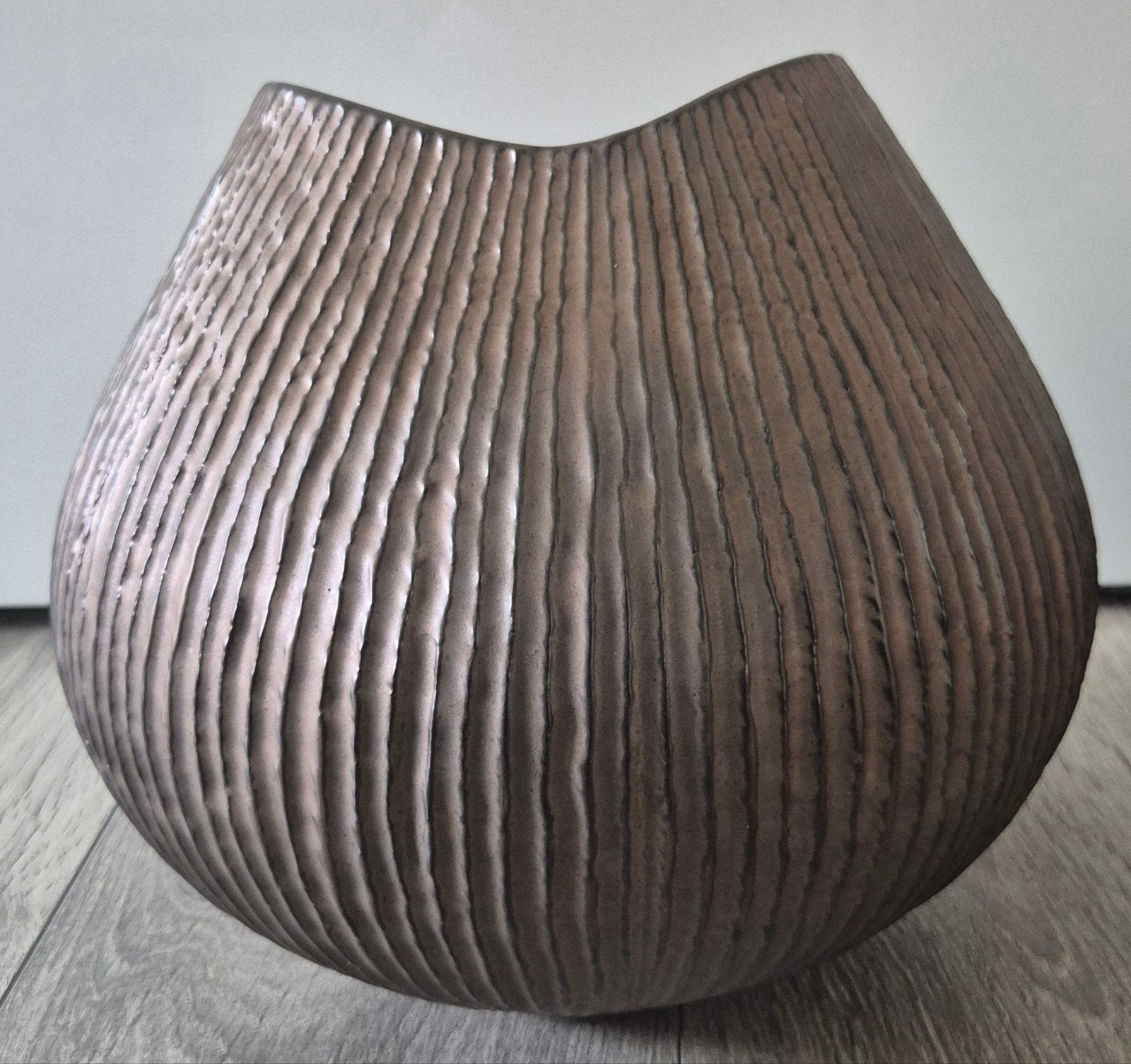 Moderne (bloem)pot met ribbelstructuur - Light & Living, Huis en Inrichting, Bruin, Ophalen of Verzenden, Zo goed als nieuw, Steen/keramiek
