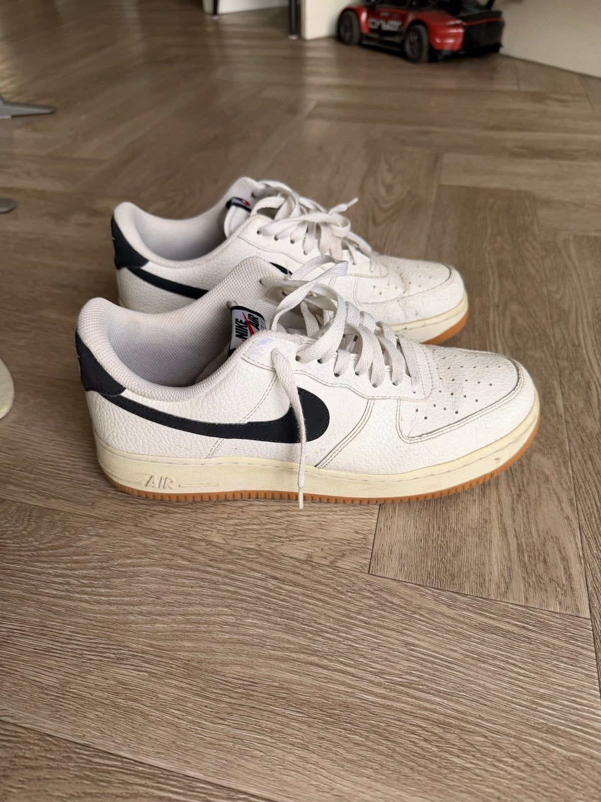 Nike Air Force 1 wit met blauw logo - Maat 43, Kleding | Heren, Schoenen, Wit, Ophalen of Verzenden, Sneakers of Gympen, Gedragen