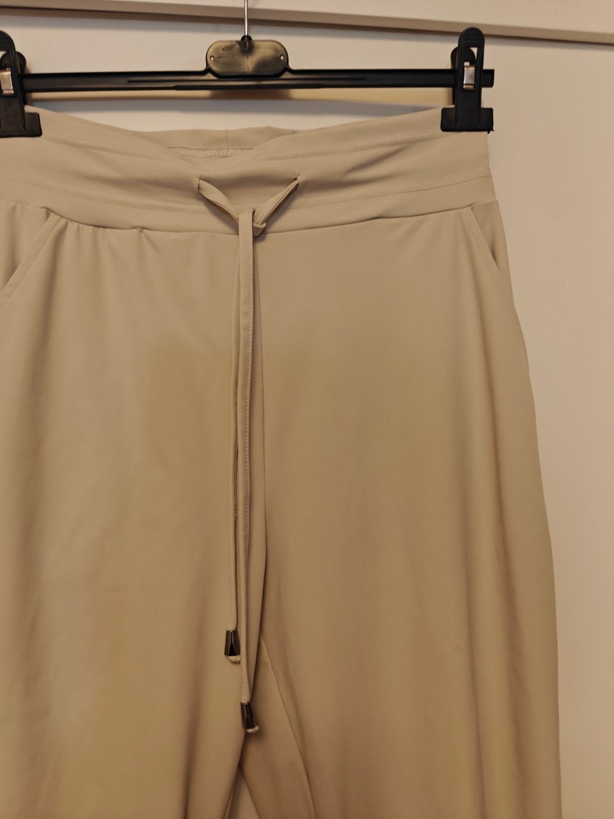 Broek Nicolette Kluijver, beige, maar M, Ophalen of Verzenden, Zo goed als nieuw, Beige, Lang