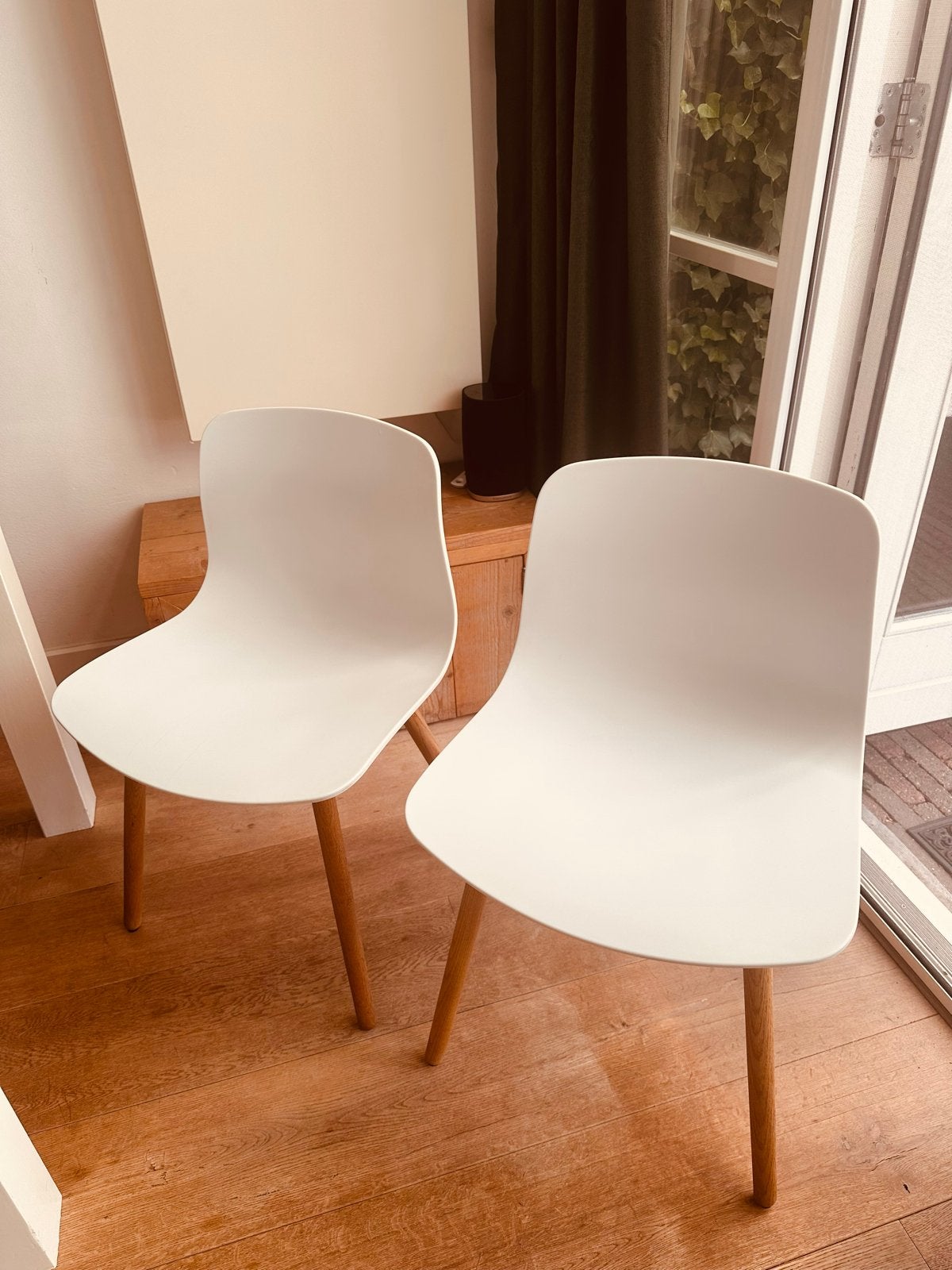2 HAY About a Chair AAC12 stoelen - Wit met houten onderstel, Ophalen, Kunststof, Twee, Wit