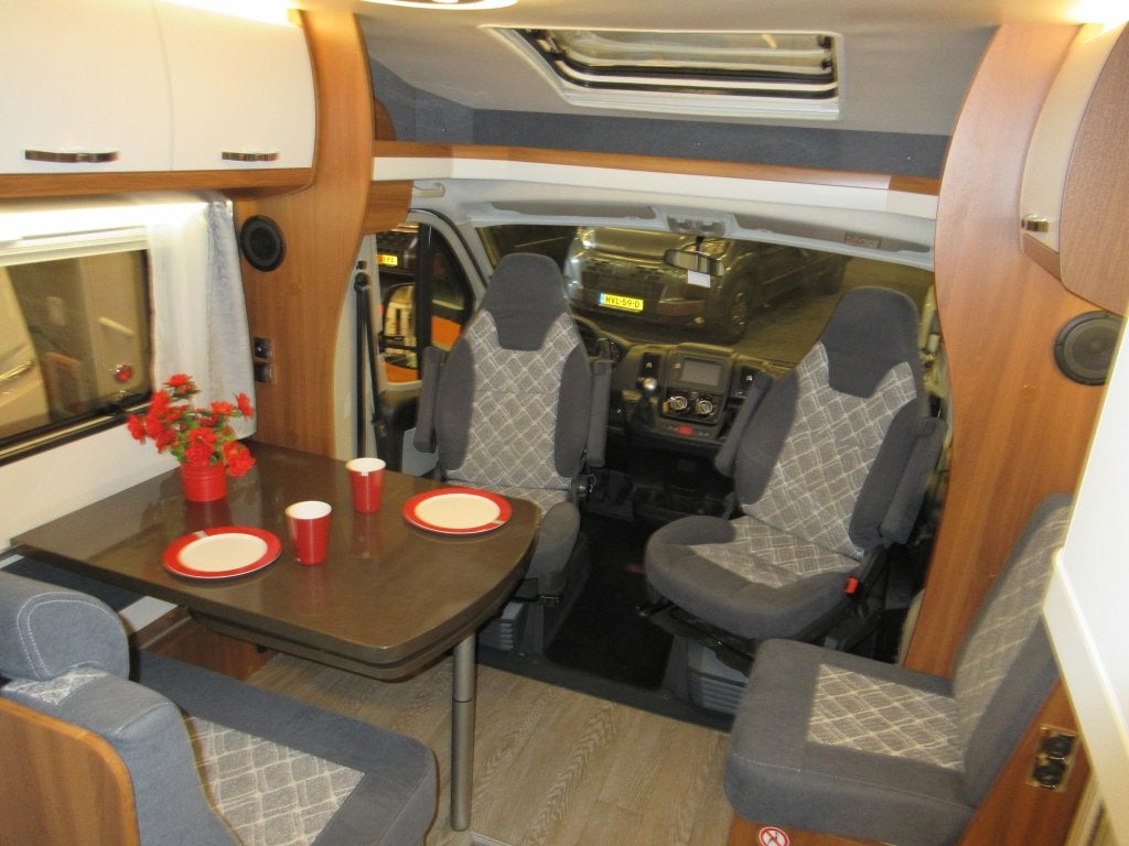 Hobby Optima De Luxe 65 GE AUTOMAAT ENKELE BEDDEN, Caravans en Kamperen, Automaat, Luifel, Hordeur, Ringverwarming