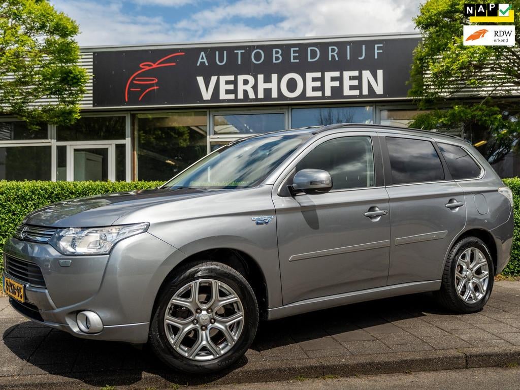 Mitsubishi Outlander 2.0 PHEV Instyle - PANORAMADAK - XENON, Zwart, 4 cilinders, Bi-Xenon koplampen, Vierwielaandrijving