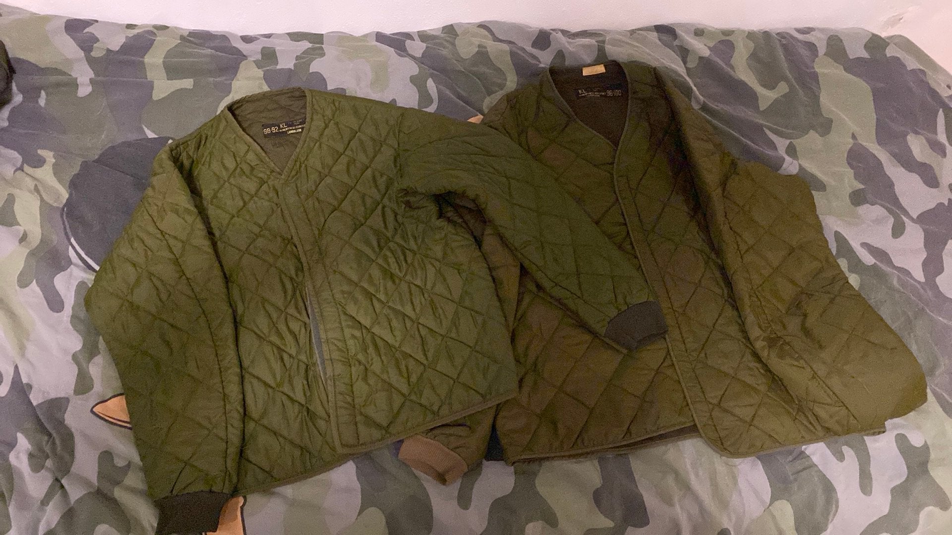 2x KL iso jasses, Verzamelen, Ophalen of Verzenden, Landmacht, Nederland, Kleding of Schoenen