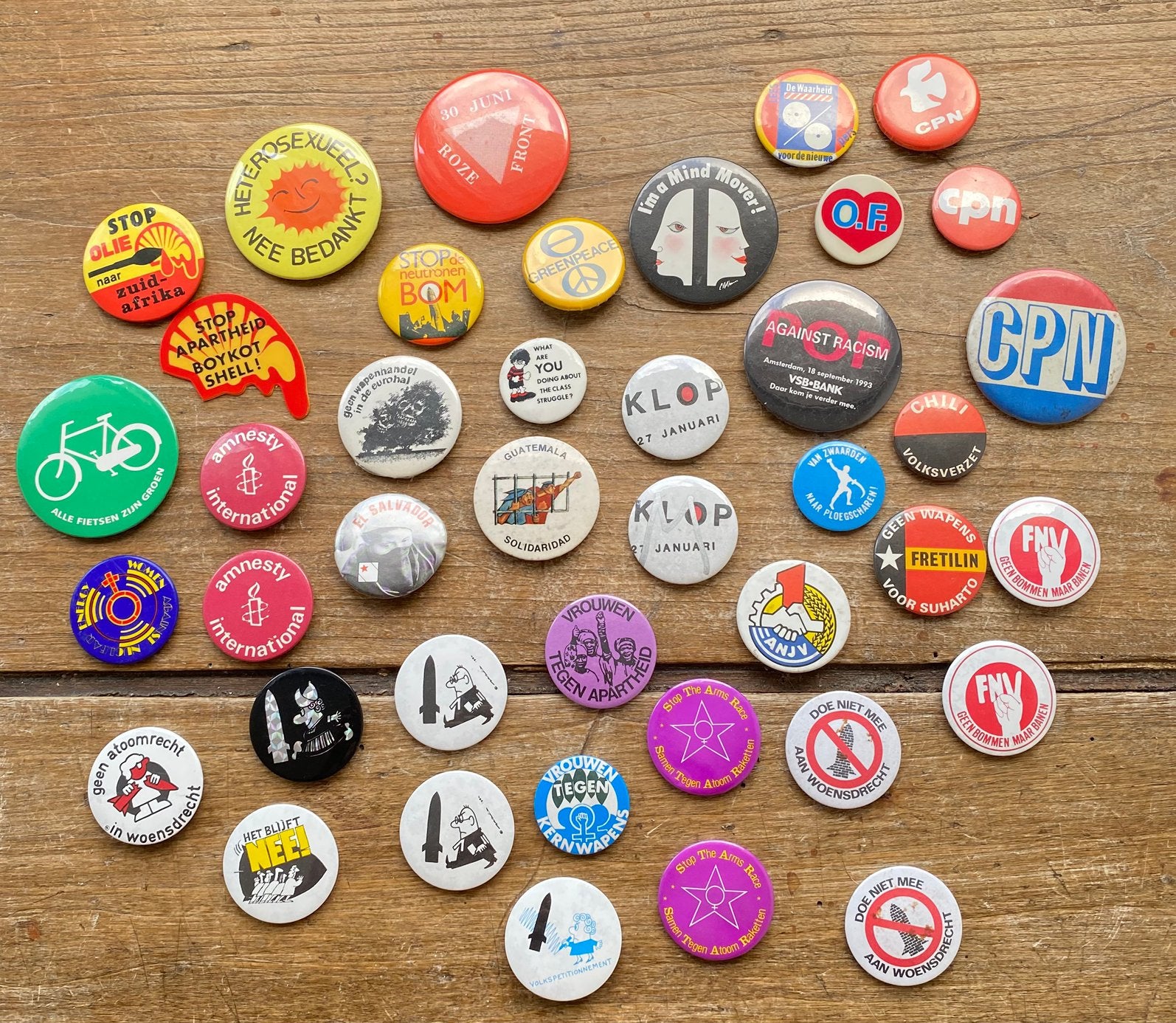 Ruim 40 Vintage Politieke protest Buttons. Zie alle foto’s., Verzamelen, Speldjes, Pins en Buttons, Ophalen of Verzenden, Zo goed als nieuw