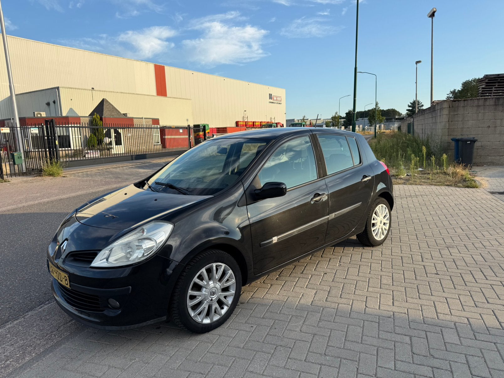 Renault Clio 1.2 16V 55KW 5-DRS E4 2009 Zwart, Auto's, Renault, Voorwielaandrijving, 535 kg, 74 pk, 4 cilinders