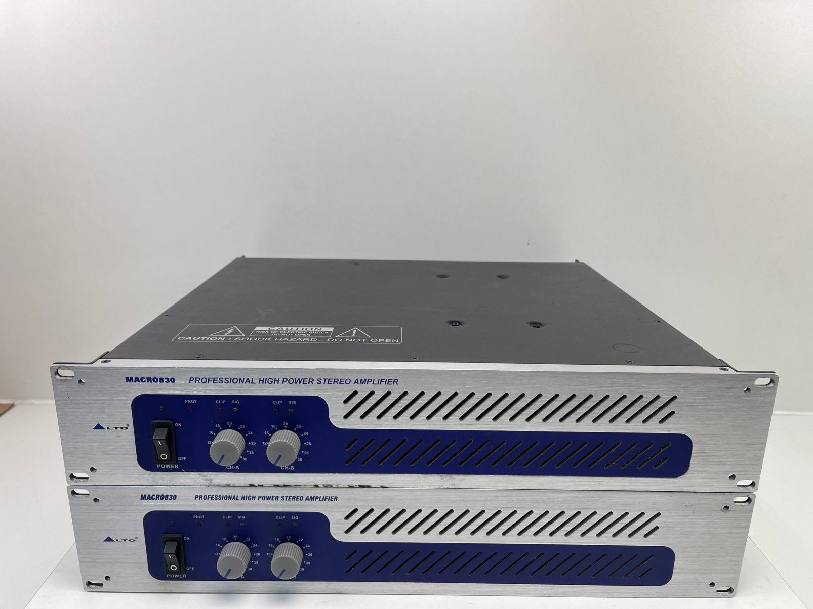 ALTO MACRO830 EINDVERSTERKER 2x205Watt 8Ohm 1x560Watt Bridge, Ophalen, Zo goed als nieuw, Audio
