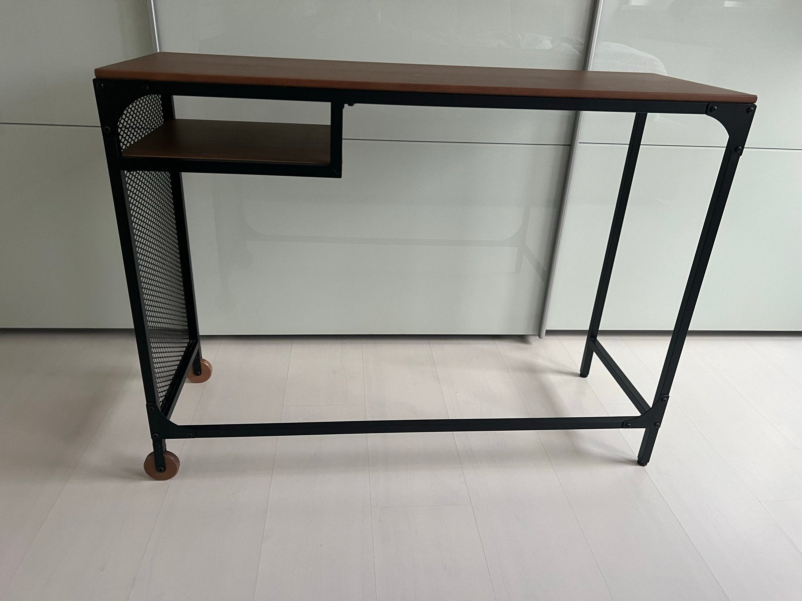 Fjalbo laptoptafel met wieltjes en opbergvak, Ophalen, 50 tot 100 cm, Zo goed als nieuw, Metaal