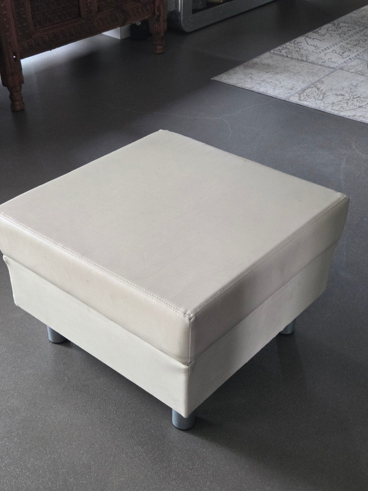 Crèmekleurige poef/voetenbank, Ophalen, Gebruikt, 50 tot 75 cm, Vierkant
