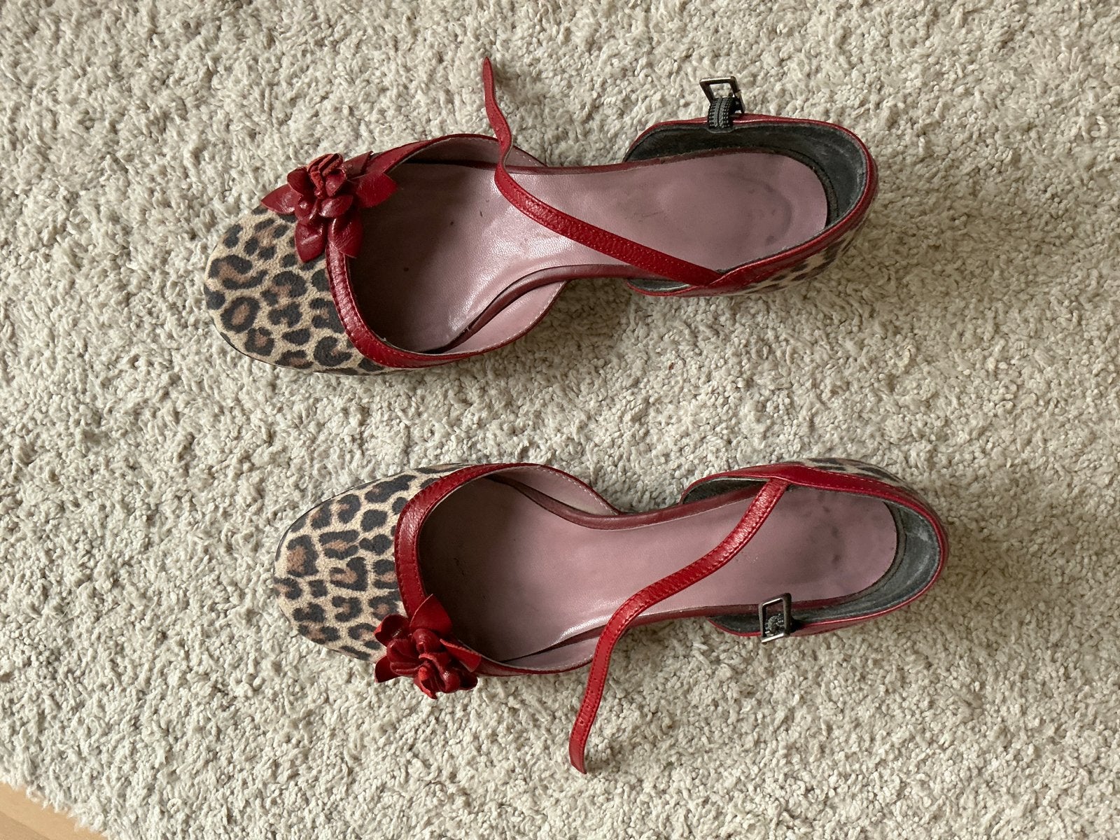 Luipaard pumps met rode details en kitten hak, Ophalen of Verzenden, Zo goed als nieuw, Bruin, Schoenen met lage hakken