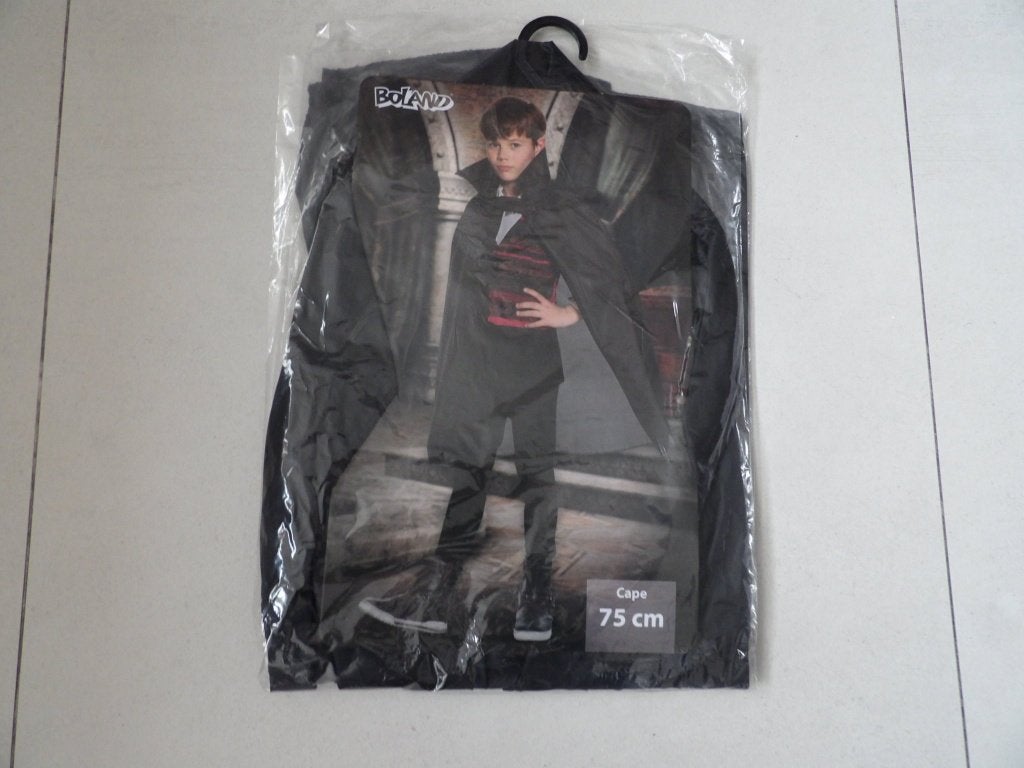 NIEUW 2 zwarte HALLOWEEN/VAMPIER/DRACULA capes 75 cm, Ophalen of Verzenden, Nieuw, Kostuum, Halloween of Griezel