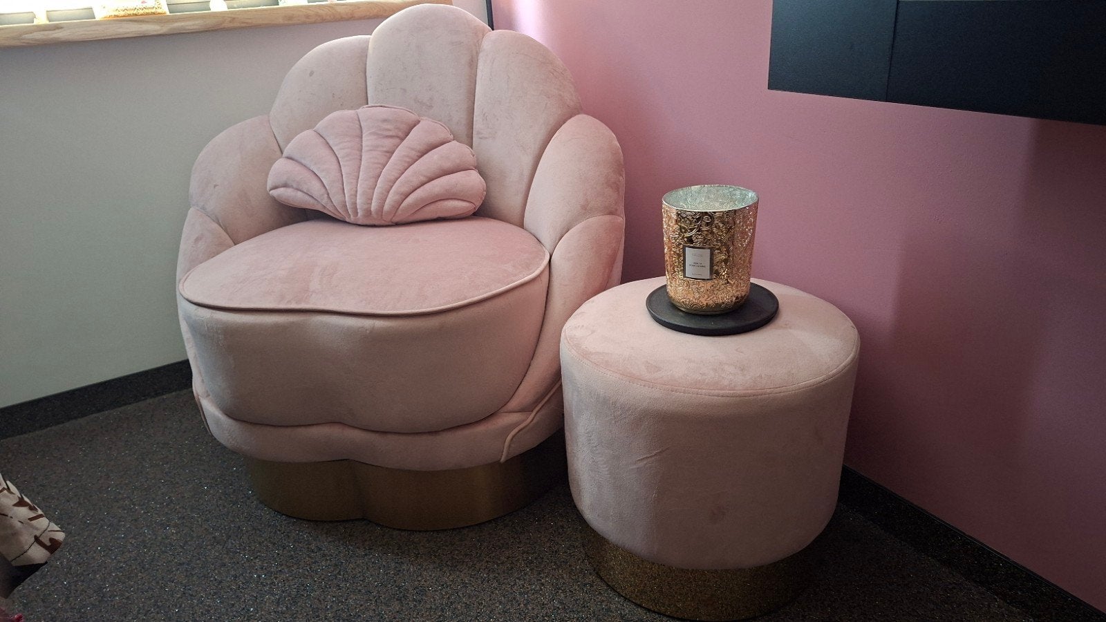 Roze schelp fauteuil met poef (Richmond), Ophalen, Minder dan 75 cm, Zo goed als nieuw, Stof