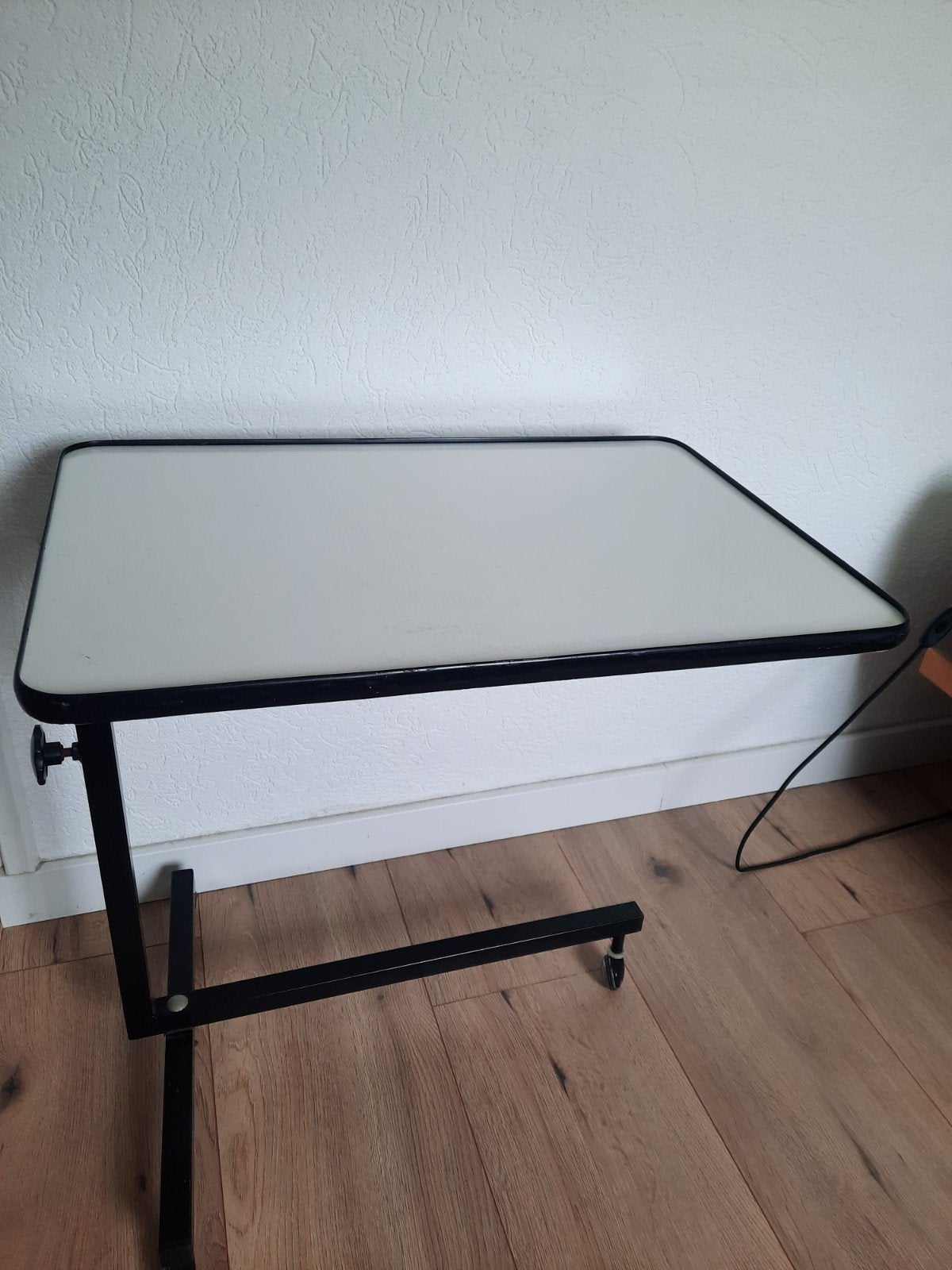Verrijdbaar bijzettafeltje met verstelbaar blad, Huis en Inrichting, Tafels | Bijzettafels, Ophalen, Gebruikt, Metaal of Aluminium