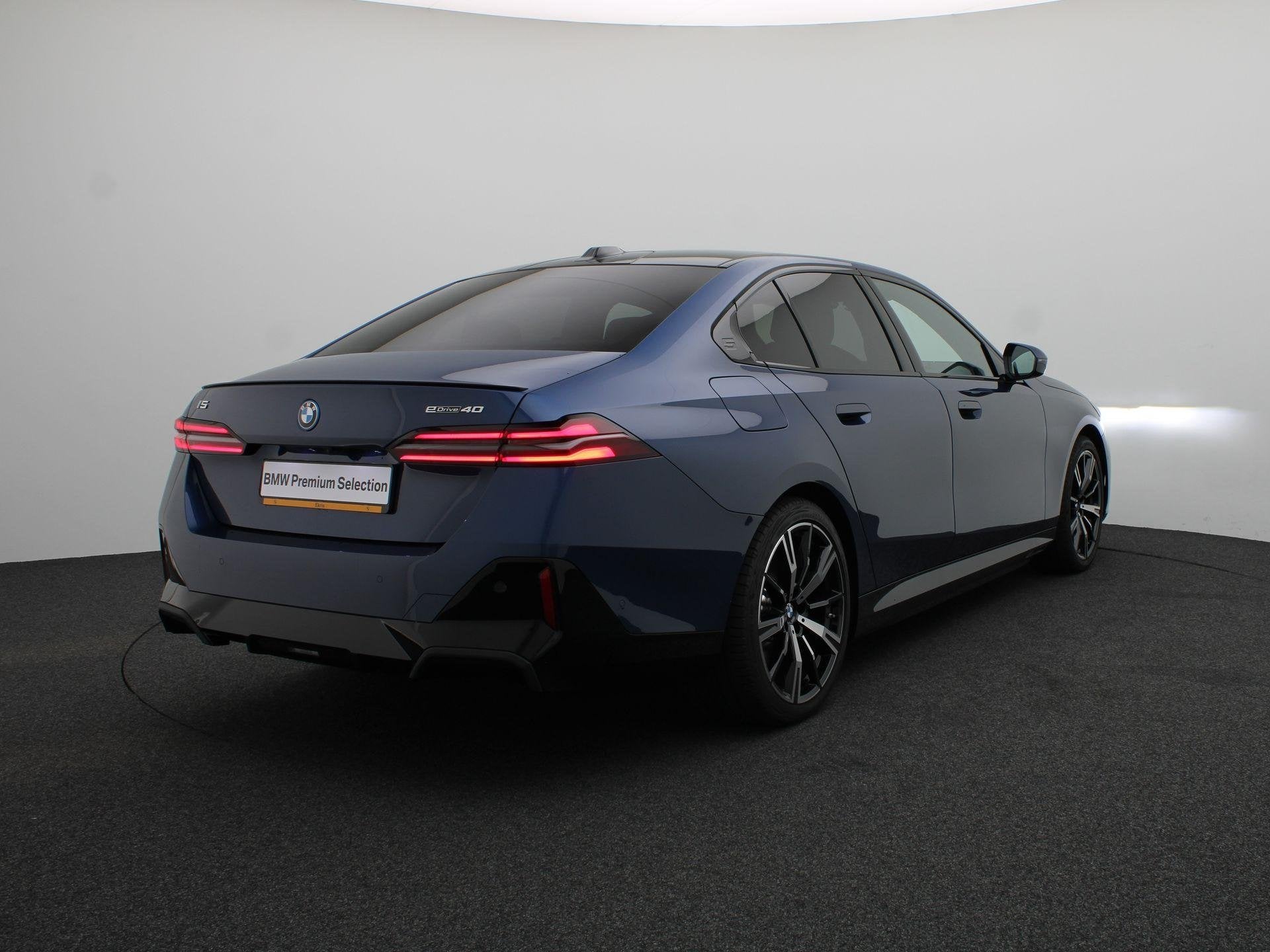 BMW i5 Sedan eDrive40 M Sportpakket Pro | SoH 100% | M Sport, Auto's, Automaat, 2095 kg, Achterwielaandrijving, Zwart