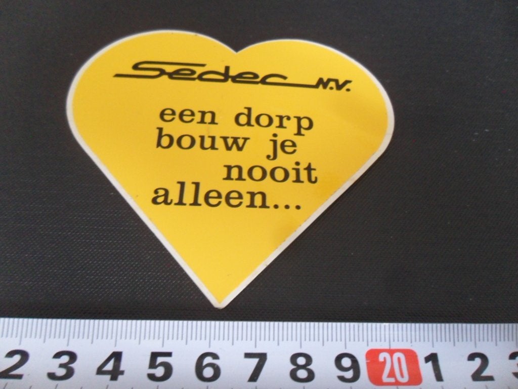 sticker SEDER NV een dorp bouw je nooit alleen ......., Ophalen of Verzenden, Zo goed als nieuw