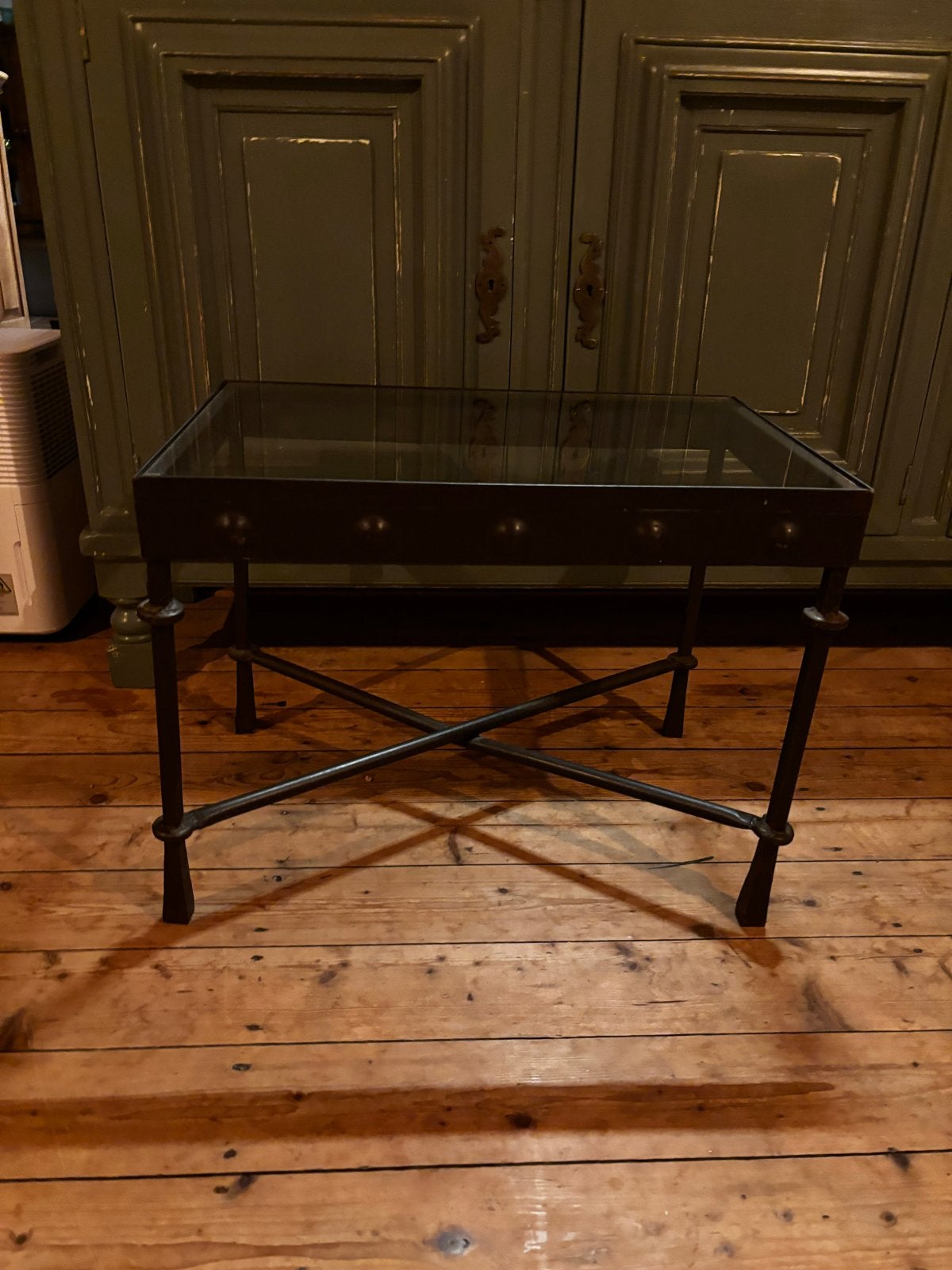 Smeedijzeren bijzettafel met glazen blad (2 stuks) vintage, Gebruikt, Metaal of Aluminium, 55 tot 75 cm, Rechthoekig