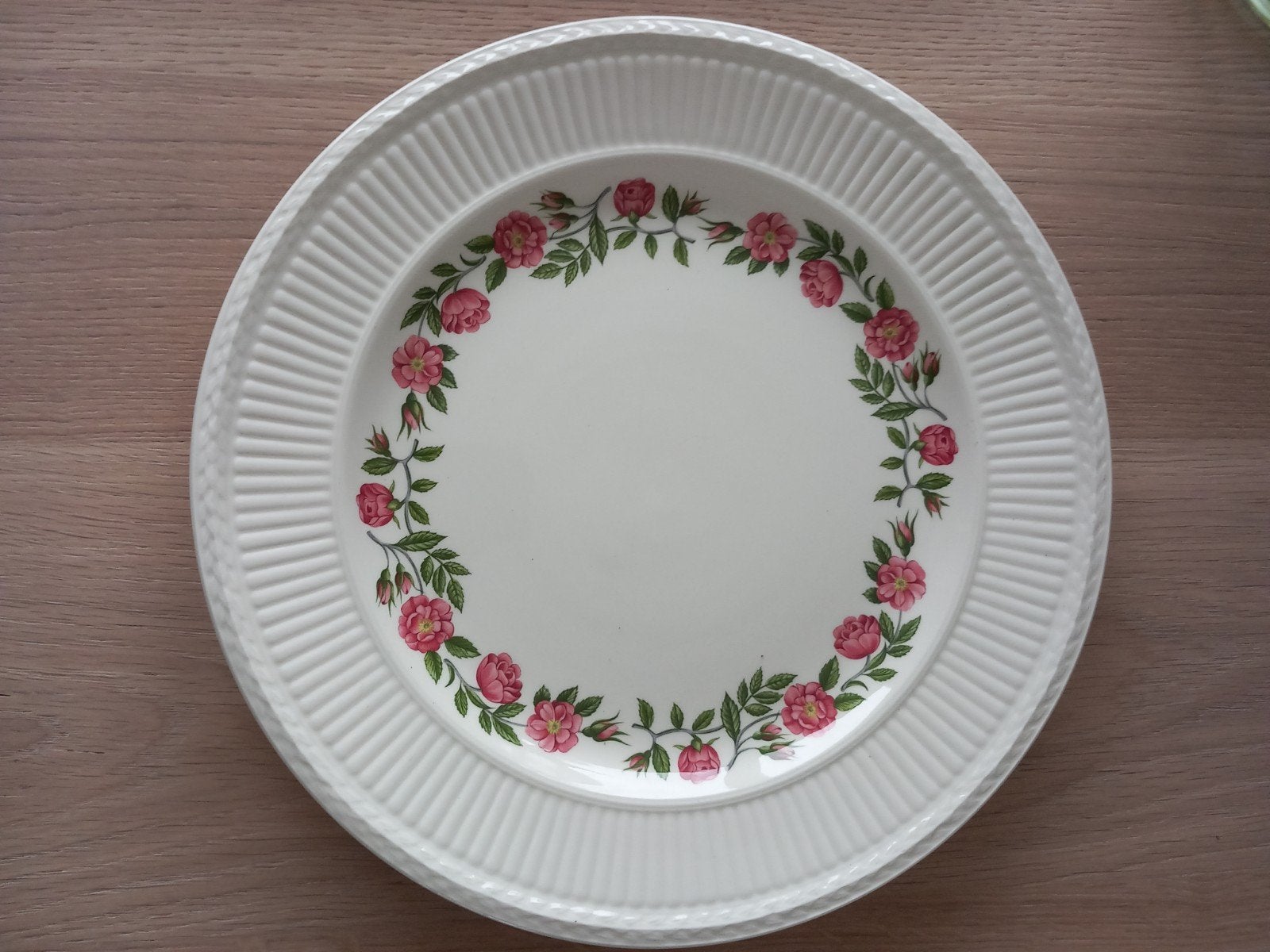 Wedgwood Edme groot rond bord 32 cm, Huis en Inrichting, Ophalen of Verzenden, Aardewerk, Bord(en)