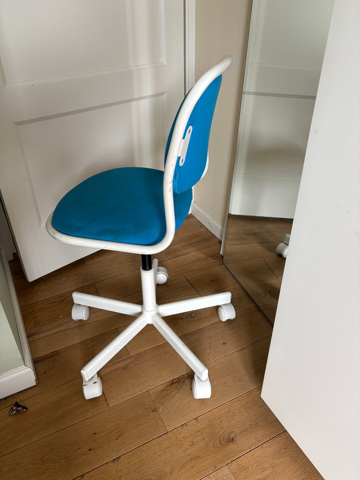 IKEA kinder bureaustoel - gratis af te halen, Huis en Inrichting, Ophalen of Verzenden, Gebruikt, Blauw, Bureaustoel