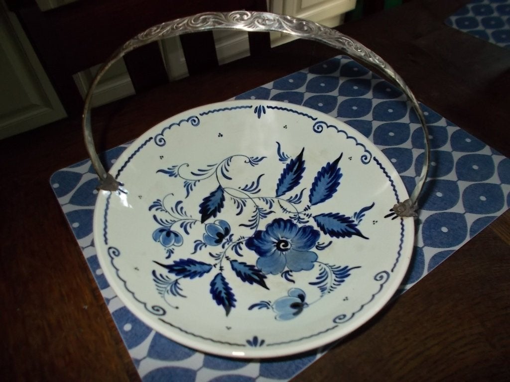 Grote Delfts blauwe schaal met zilverkleurig handvat., Ophalen of Verzenden