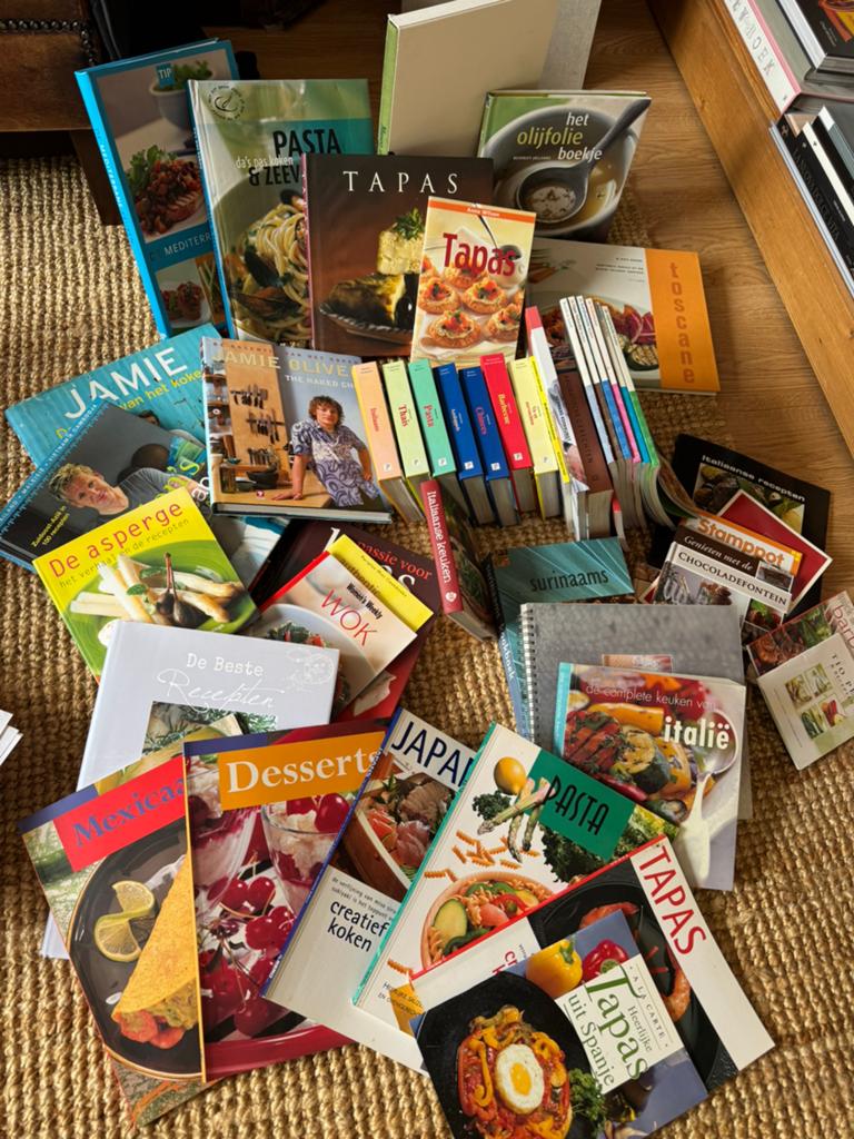 Rond de 50 kookboeken, diverse keukens, Ophalen, Zo goed als nieuw
