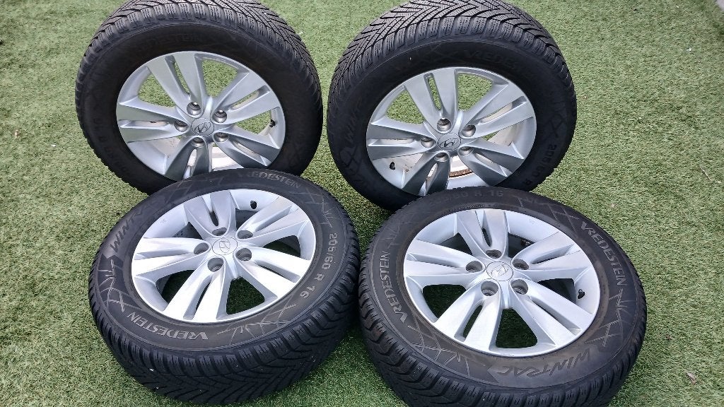 Originele 16 inch Hyundai Velgenset + Winterbanden 205/60/16, Ophalen, Gebruikt, 16 inch, Banden en Velgen