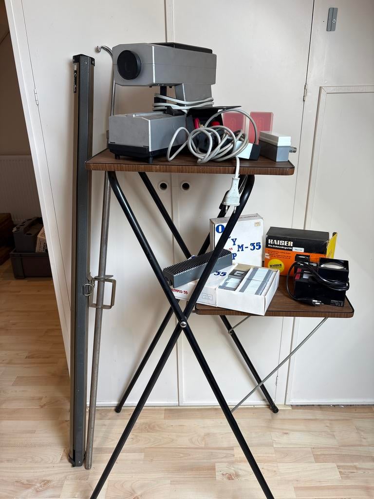 Diaprojector met inklapbare tafel en diverse accessoires, Audio, Tv en Foto, Diaprojectors, Ophalen, Gebruikt, Met scherm
