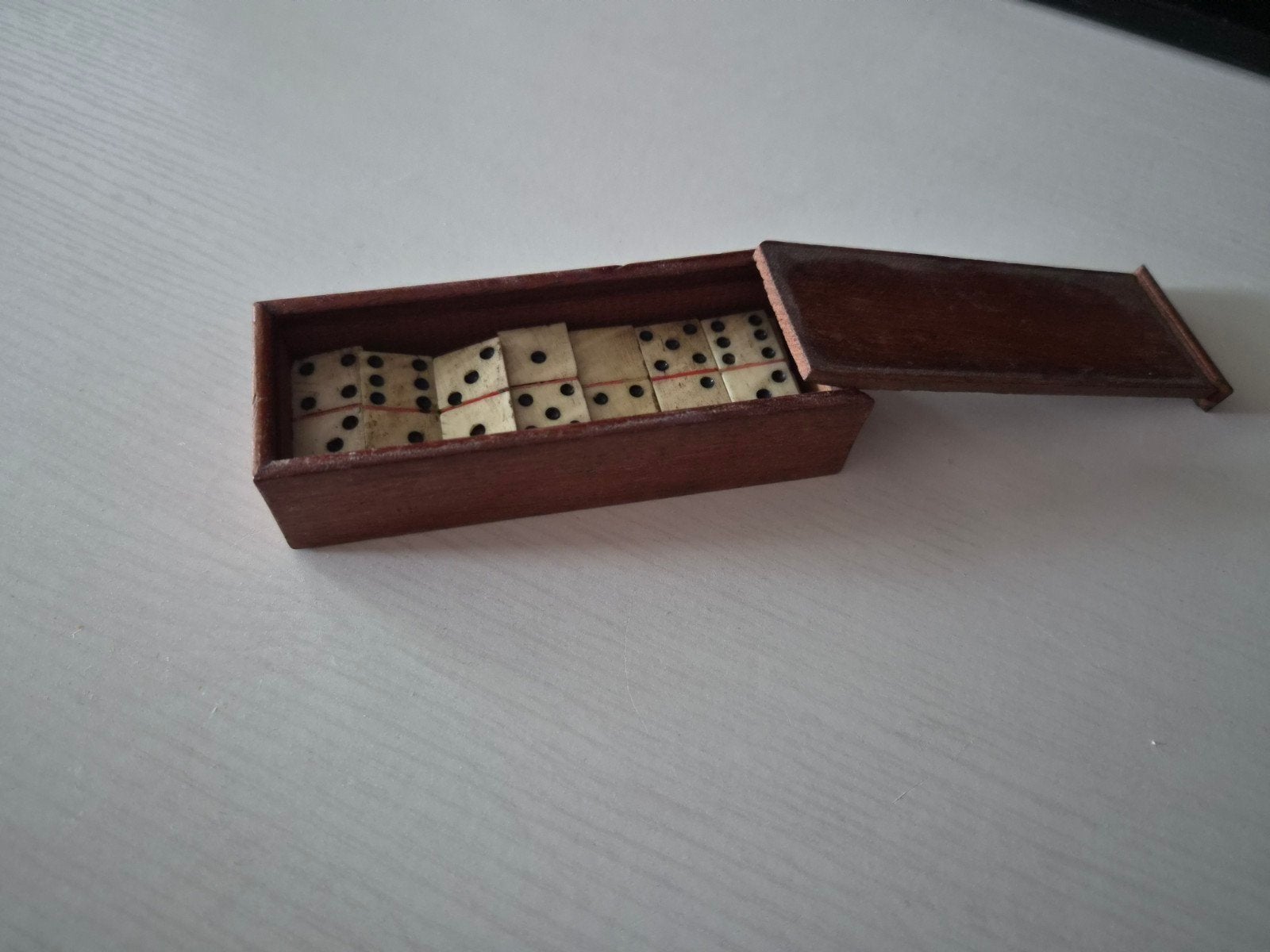 Antieke Domino Spel in Houten Doosje, Een of twee spelers, Ophalen of Verzenden, Gebruikt, Reisspel