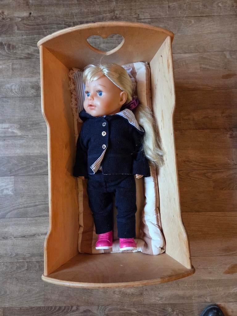 Baby Born pop met blond haar, wiegje en handgemaakte kleding, Ophalen, Gebruikt, Babypop