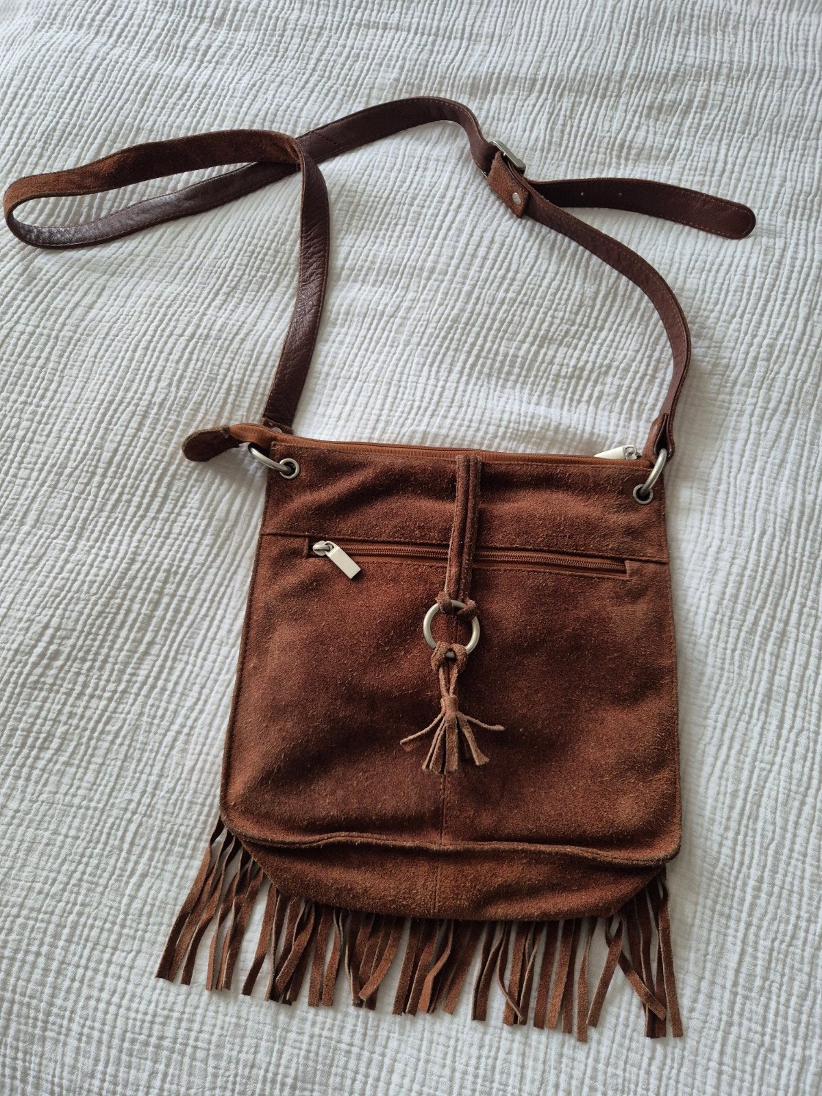 Zo goed als nieuwe suède schoudertas / cross body tas, Sieraden, Tassen en Uiterlijk, Tassen | Damestassen, Zo goed als nieuw