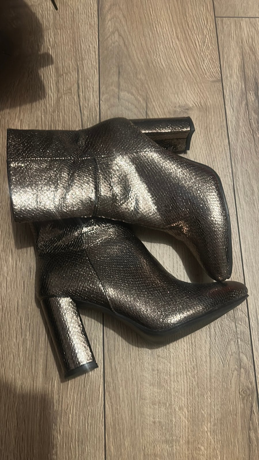 Leuke gouden hakken maat 40, Kleding | Dames, Schoenen, Ophalen of Verzenden, Zo goed als nieuw, Overige kleuren