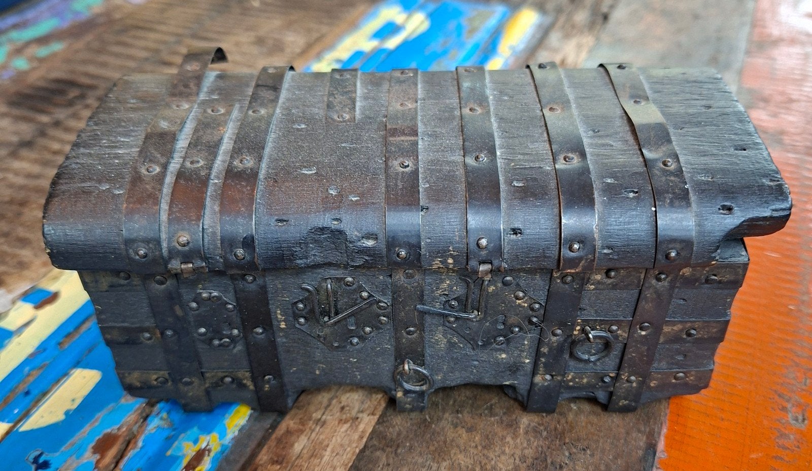 Antiek miniatuur kistje met metalen banden, Ophalen of Verzenden