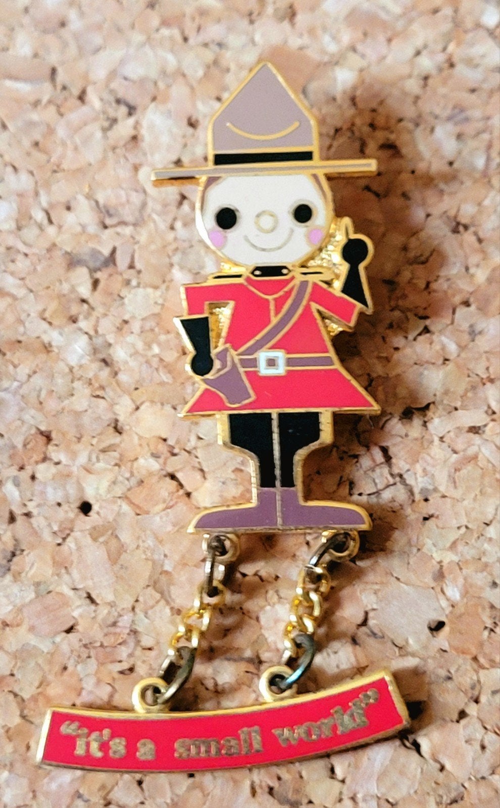 Mountie + Eskimo Disney dangle pins "It's a small World", Verzamelen, Ophalen of Verzenden, Overige figuren, Zo goed als nieuw